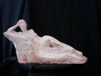 Mujer desnuda. Cerámica esmaltada. 30 x 16 x 14 cm