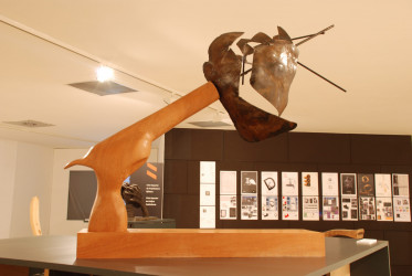 Dispárate. Madera y hierro grabado. 90 x 70 x 25 cm.