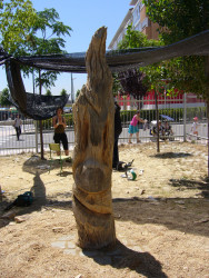 Tronco-Llama.
Madera.
250 cm de altura.