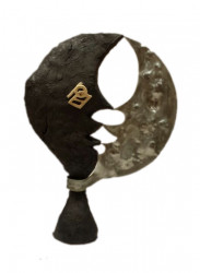 La luna de Bracke. Cerámica y hierro. 48 cm de altura.