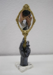 Mano porta-espejo. Cerámica esmaltada yespejo de latón. 43 cm de altura.